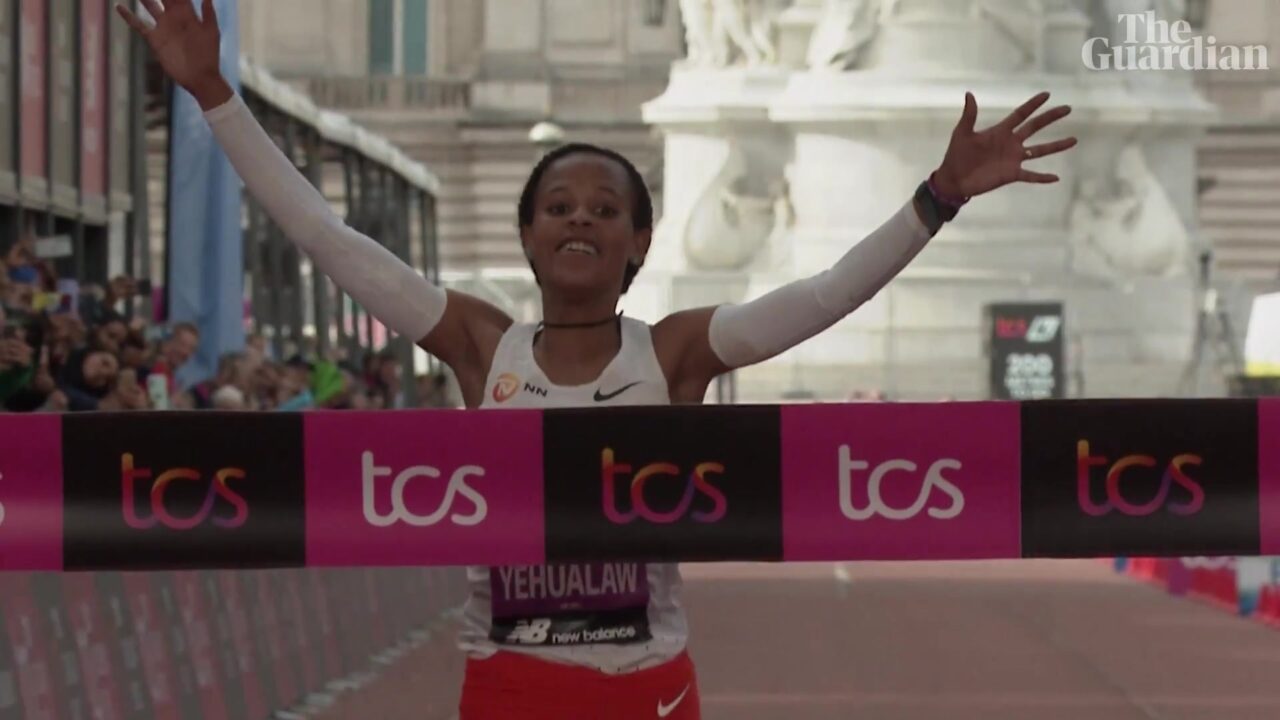Yalemzerf Yehualaw juicht bij de finish van de marathon van Londen