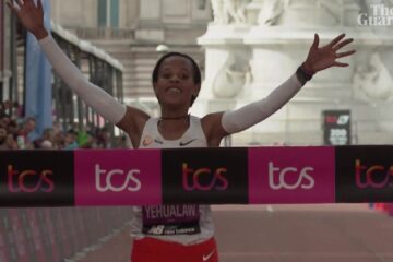 Yalemzerf Yehualaw juicht bij de finish van de marathon van Londen